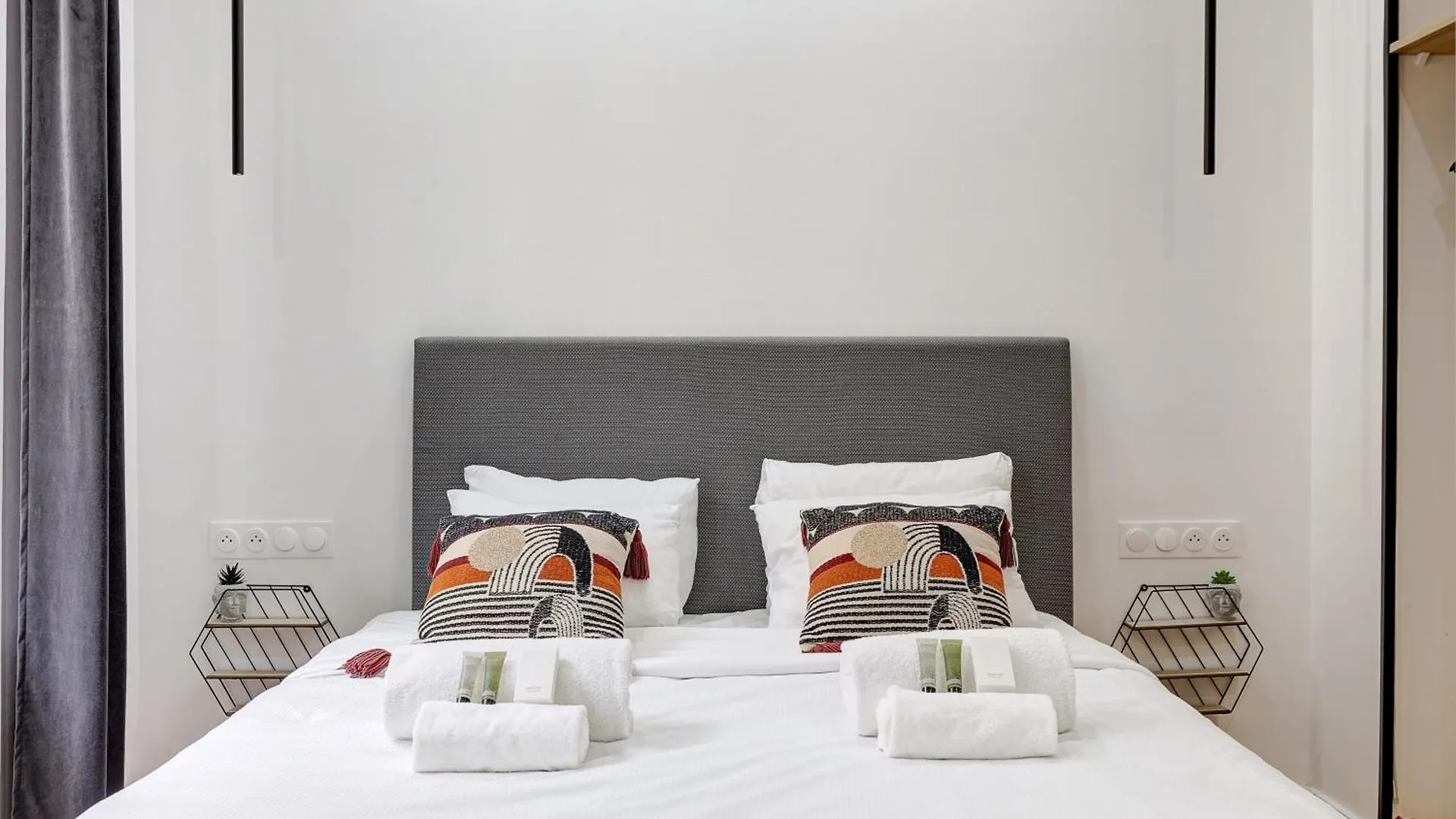 Charmant Logement Renove Proche Des Champs With Ac Párizs 0*,  Franciaország